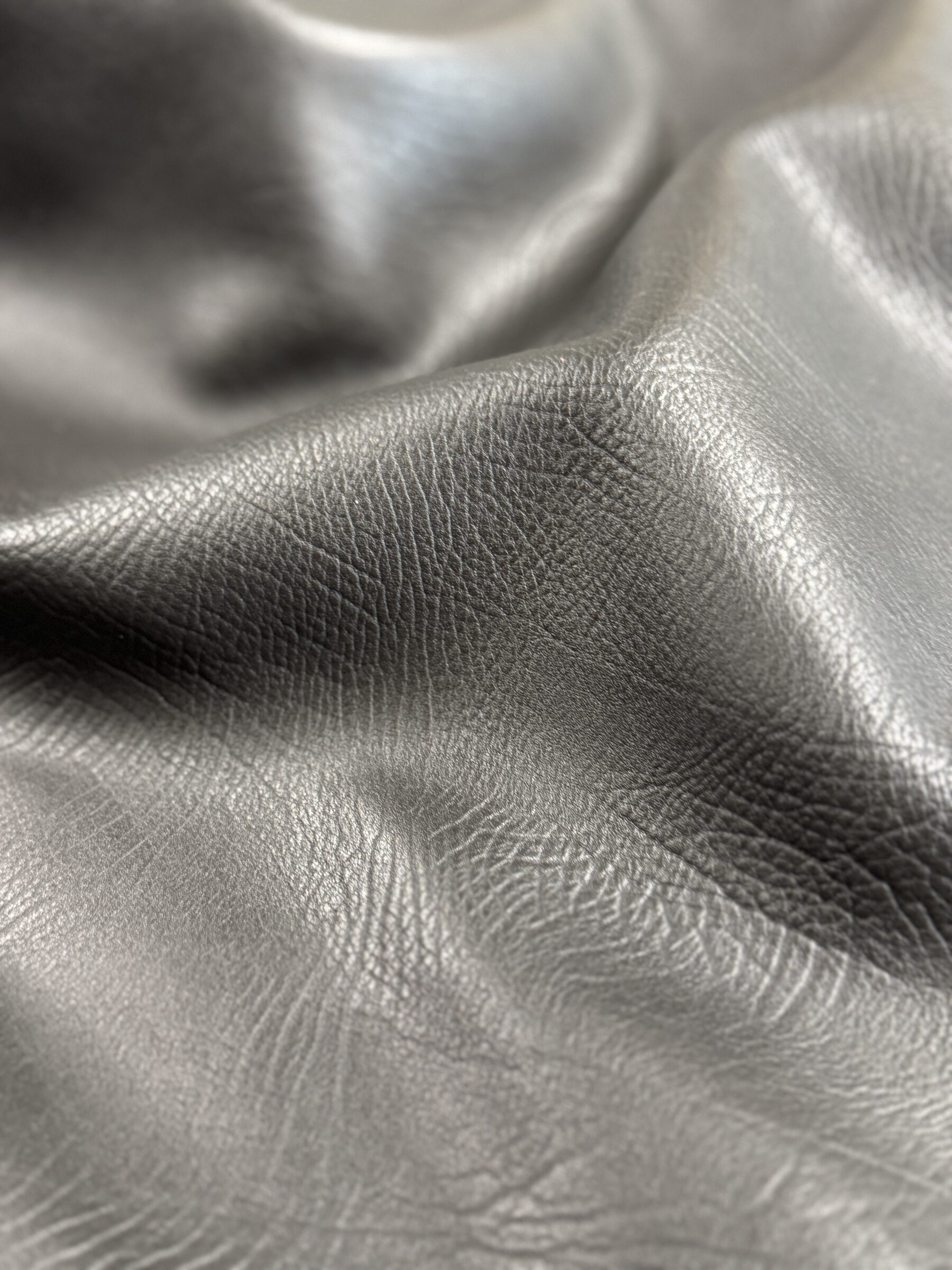 Full grain, top grain, genuine leather — czym się różnią?