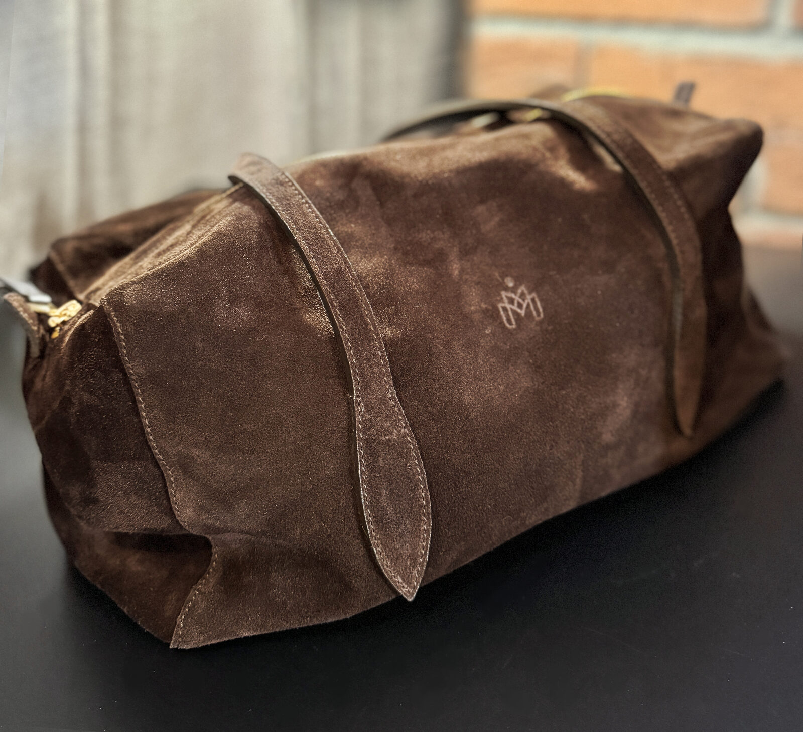 Torba z brązowego zamszu — matowa, aksamitna powierzchnia z meszkiem